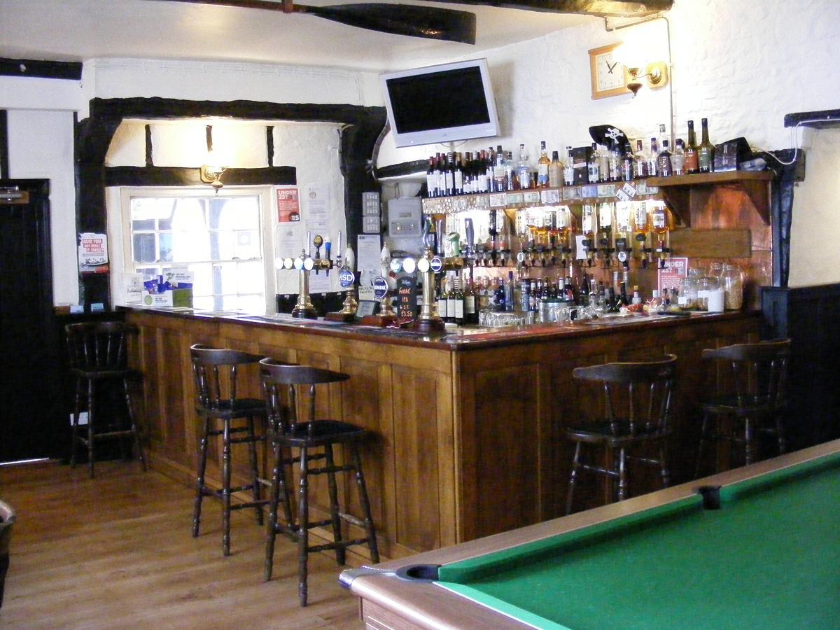 The Tree Inn Бюд Екстериор снимка
