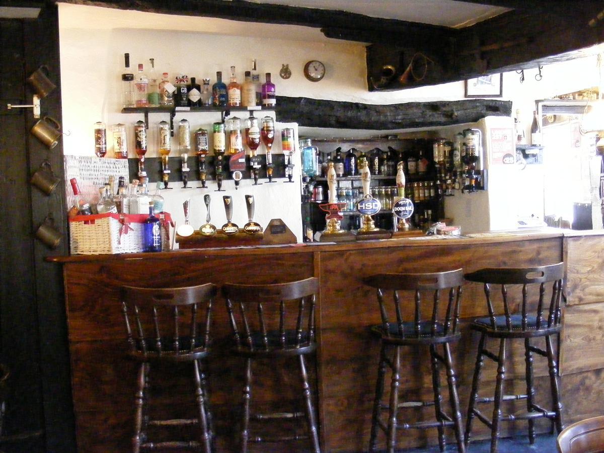 The Tree Inn Бюд Екстериор снимка