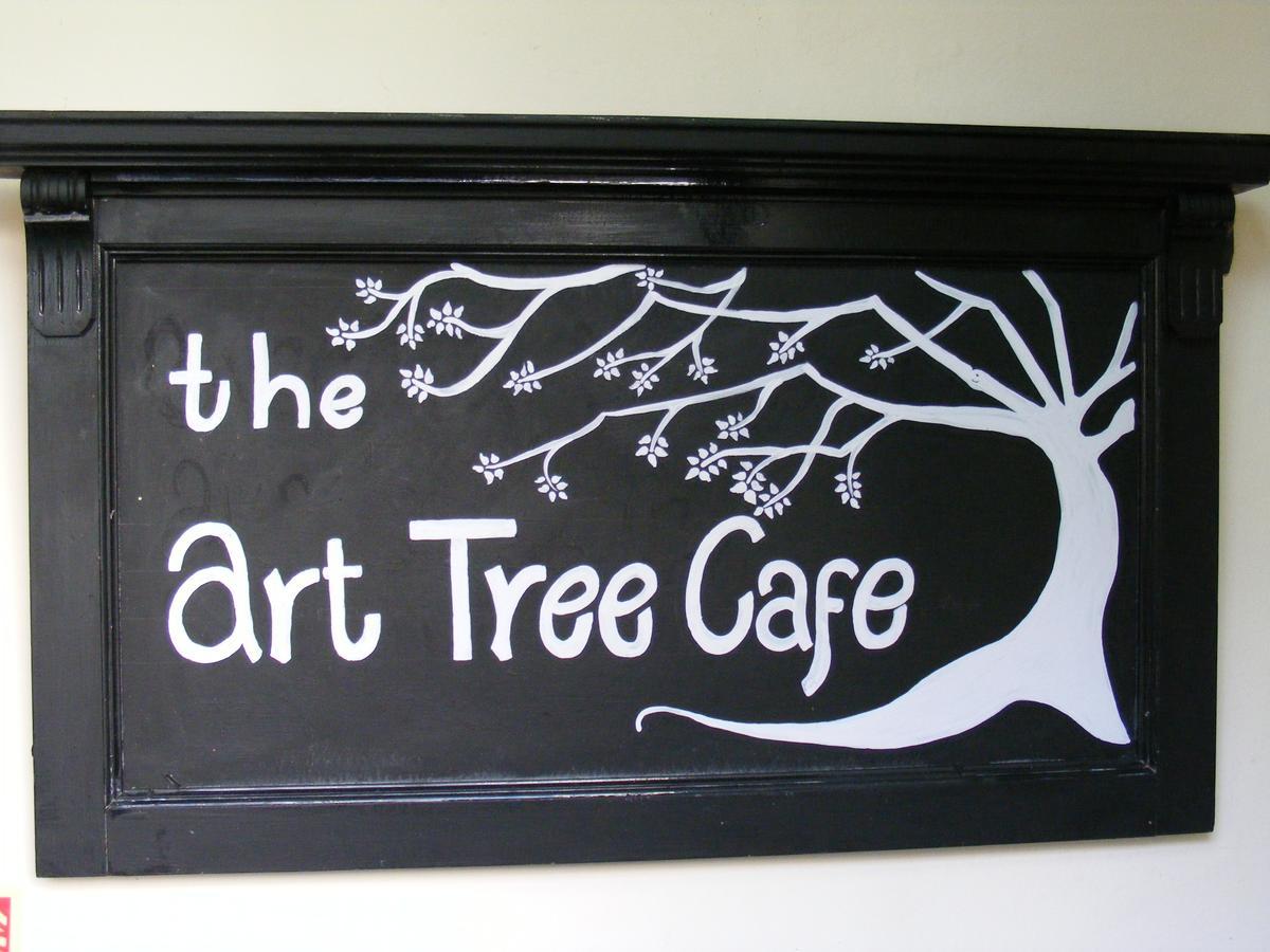 The Tree Inn Бюд Екстериор снимка