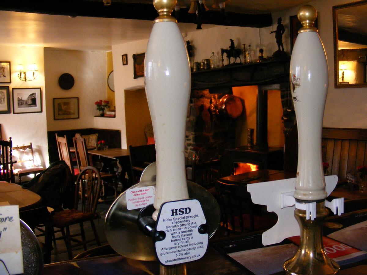 The Tree Inn Бюд Екстериор снимка